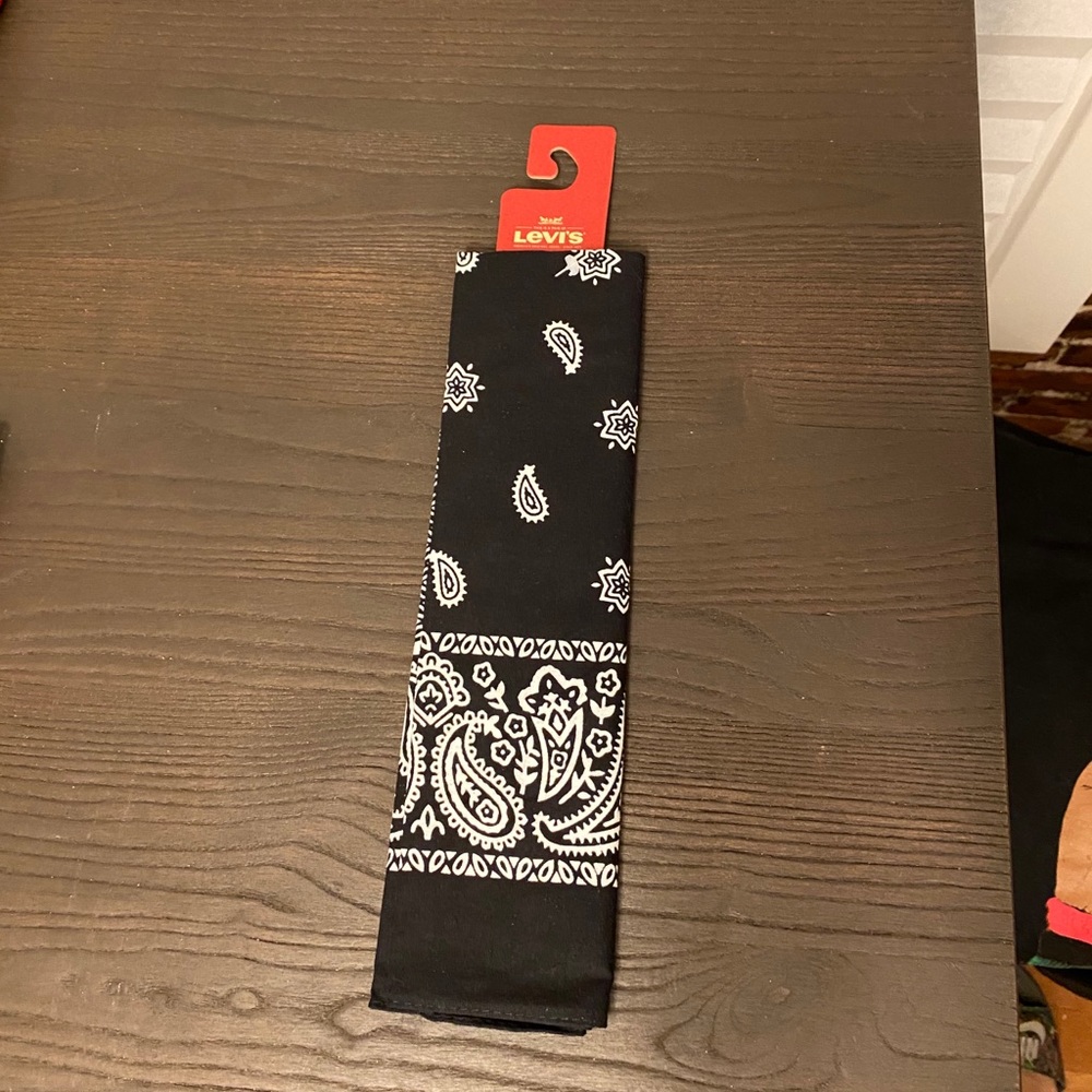 Levi’s black bandana